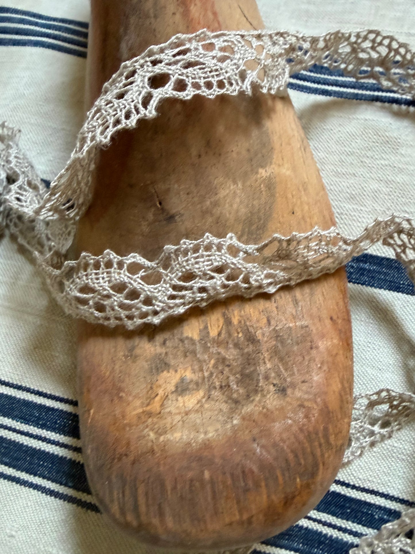 Feine Spitze aus Leinen - 36 Meter in 9 Ballen im Karton