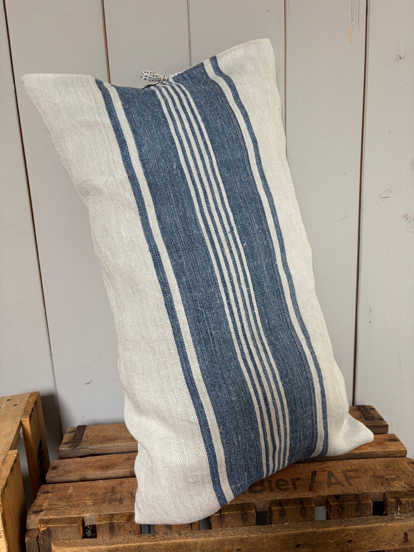 Großer Kissenbezug blau gestreift Fischgrätleinen mit Hotelverschluss 60 x 40