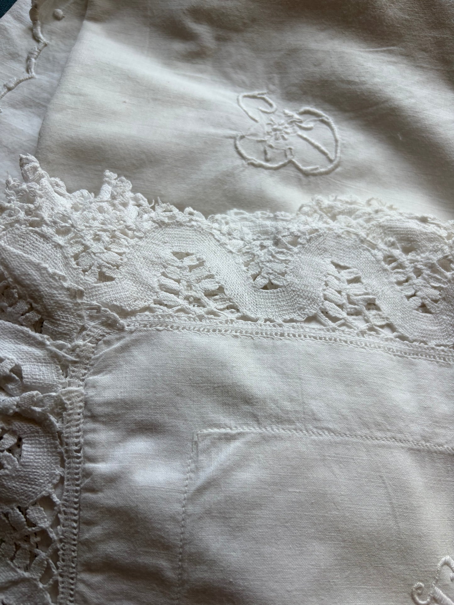 Set 2 romantische französische Kissenbezüge mit Monogramm