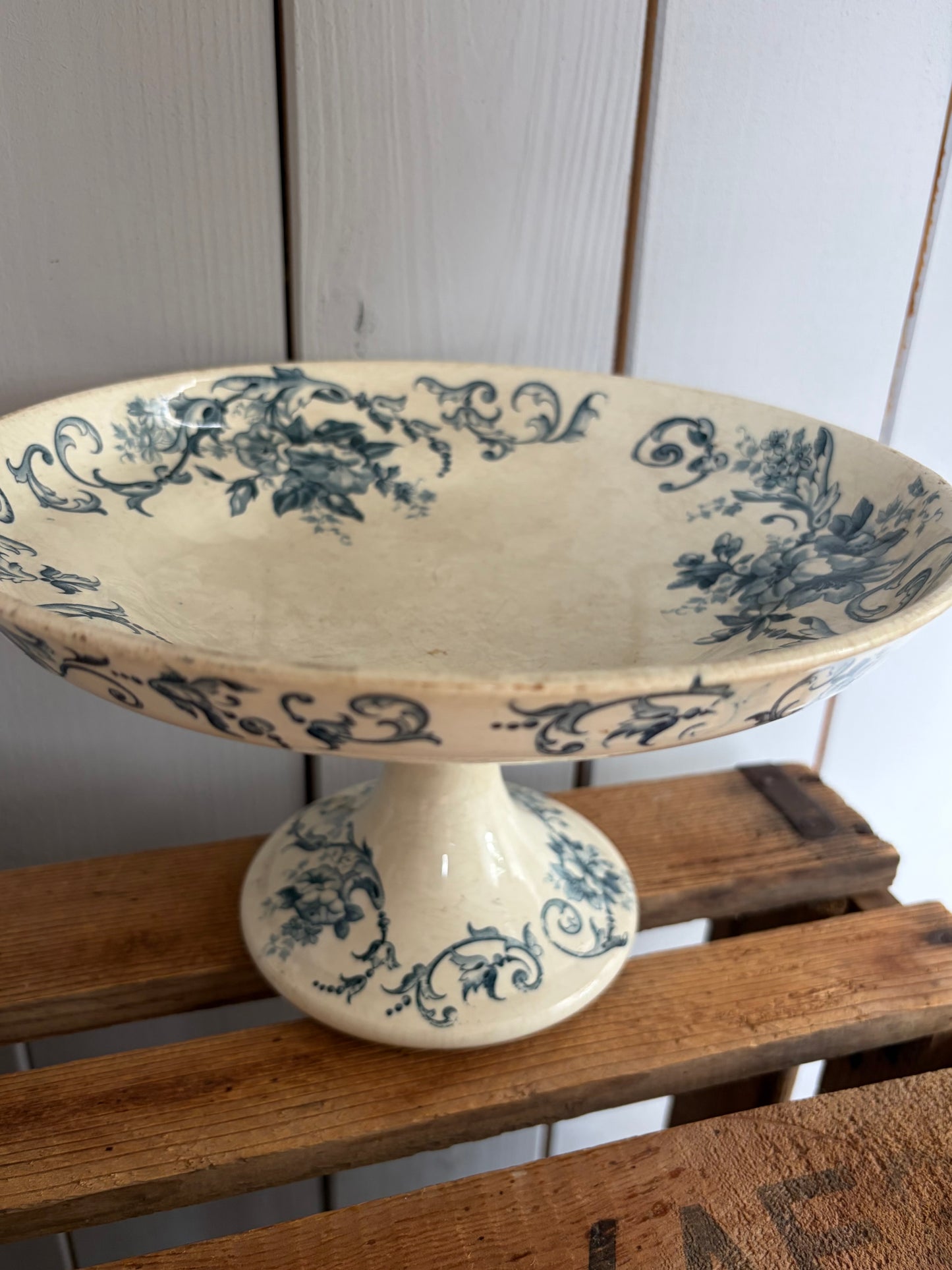 Bildschöne französische vintage Etagere blau-weiße Keramik