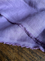 Load image into Gallery viewer, 4,1 x 1,5 Meter Violett: extra breites und schweres washed Leinen in frischem Lavendelton

