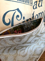 Load image into Gallery viewer, Fleur de Lille Kosmetiktasche Tasche aus altem Leinen mit Innenfutter kleiner Shopper
