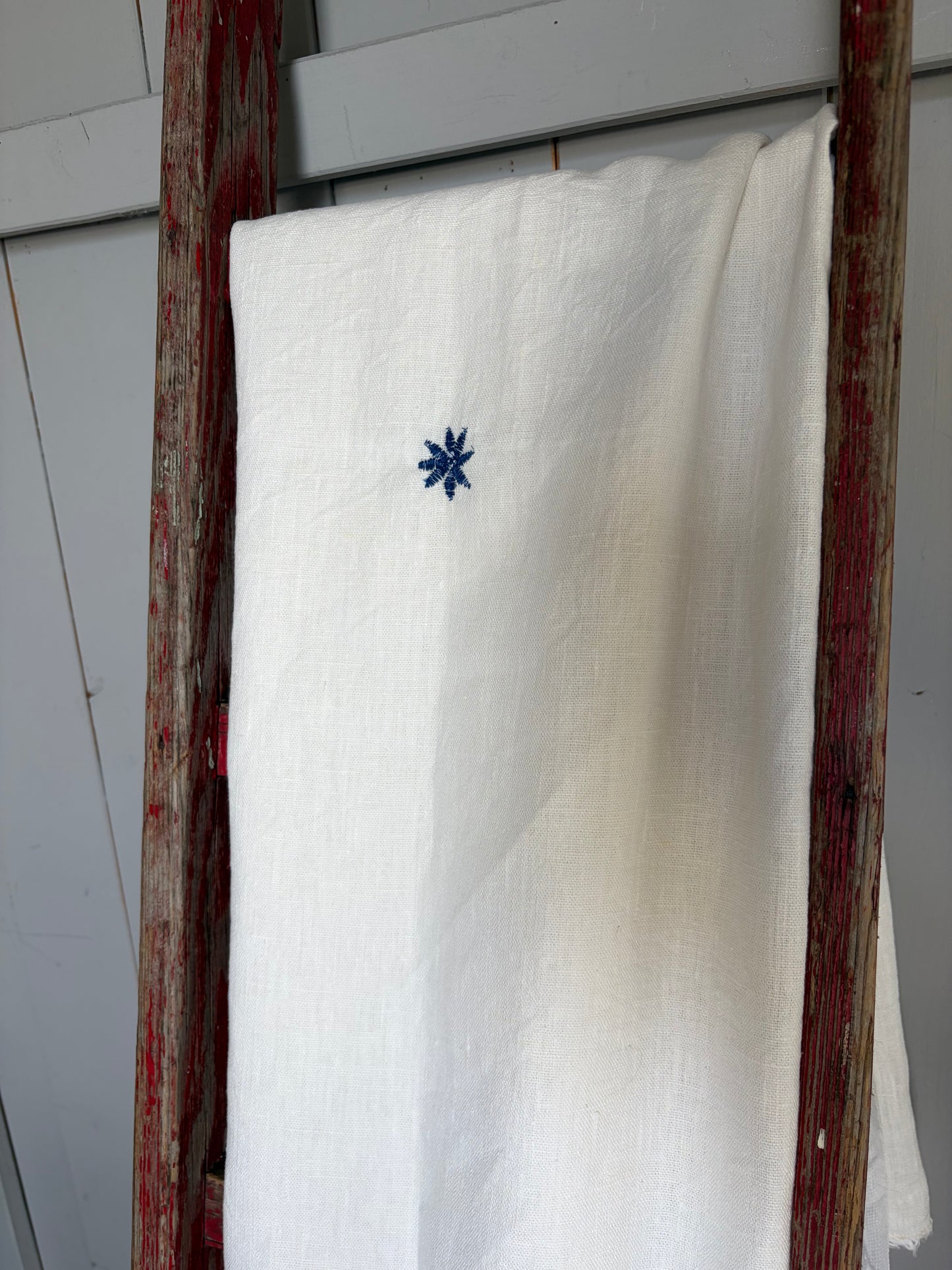 Just a Throw…Großer Überwurf, Decke, Plaid aus weißemeschwerem Leinen mit blauer Blüte 155 x 140