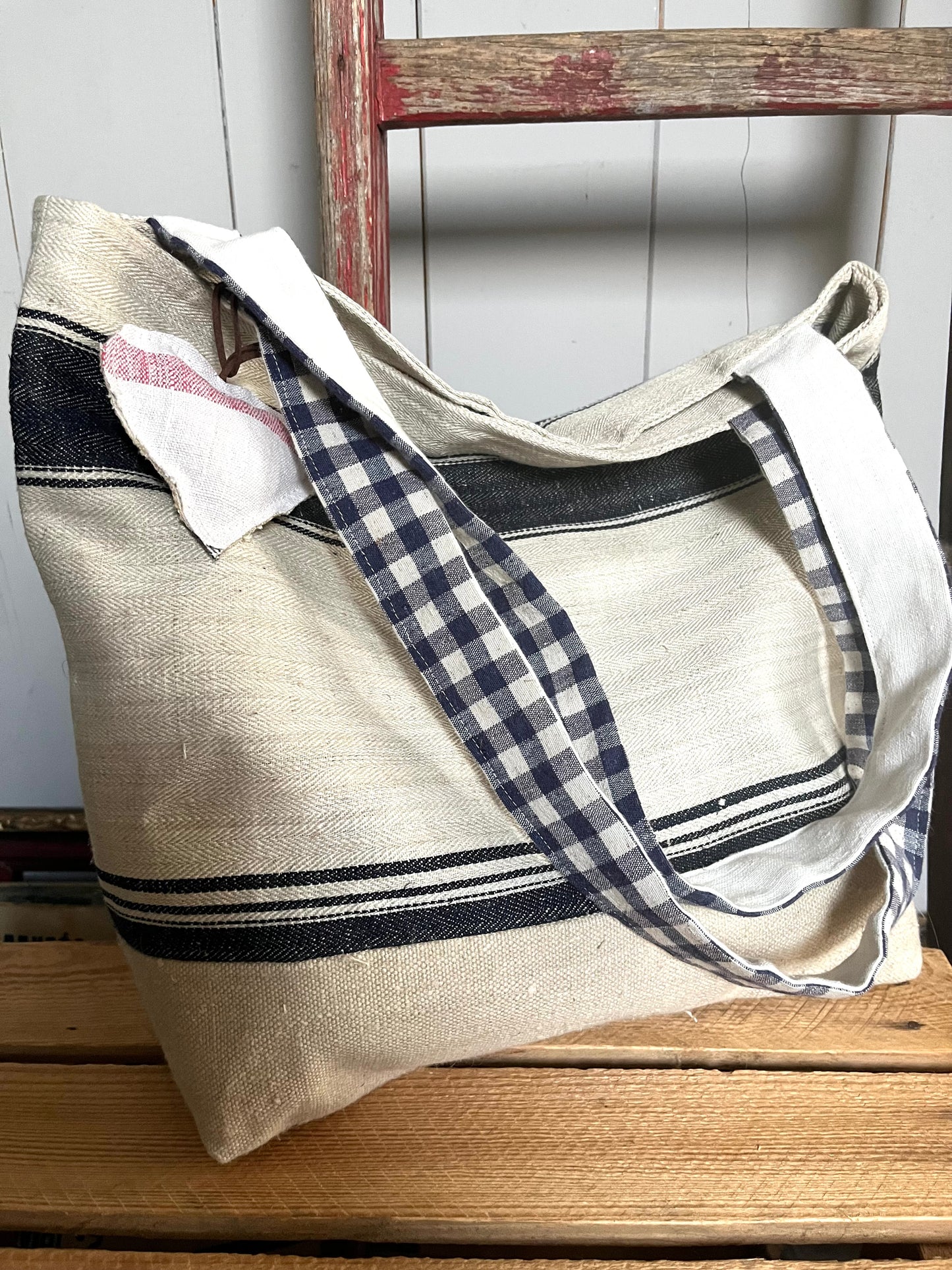 Blau gestreift: große Tasche aus kräftigem altem Leinensack mit Herzanhänger
