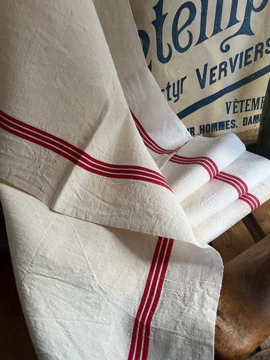 Set: 2 französische Leinentücher mit roten Streifen