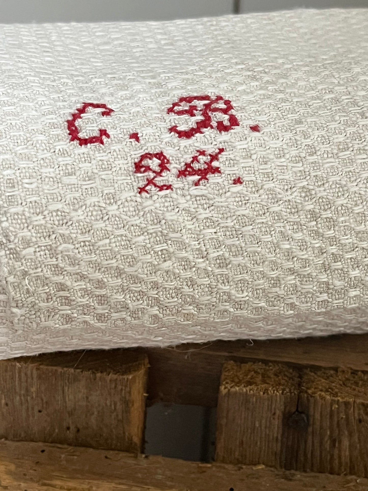 3,15 Meter altes Leinen mit Struktur und Monogramm