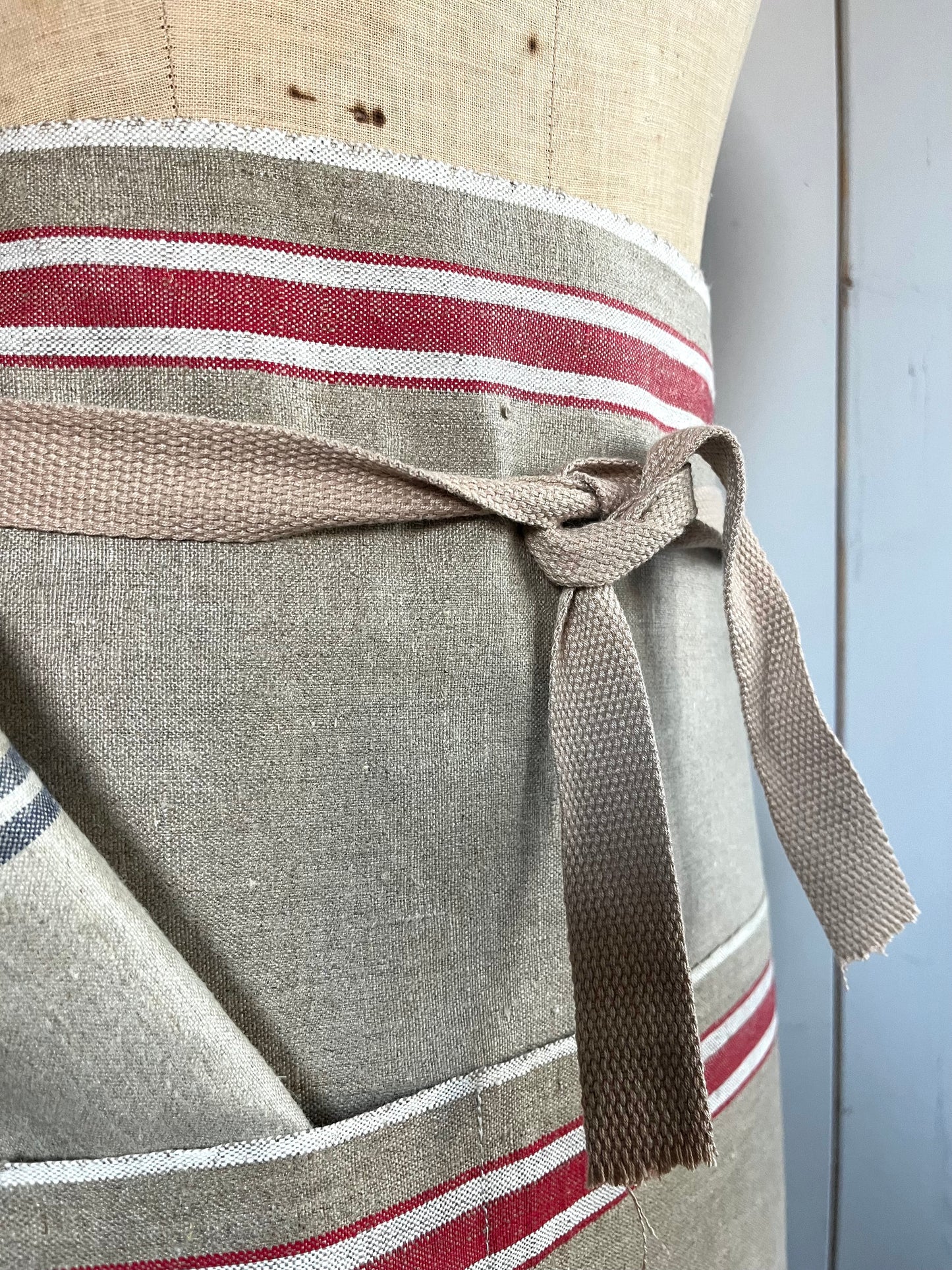 Schürze aus Leinen mit roten Streifen und Tasche