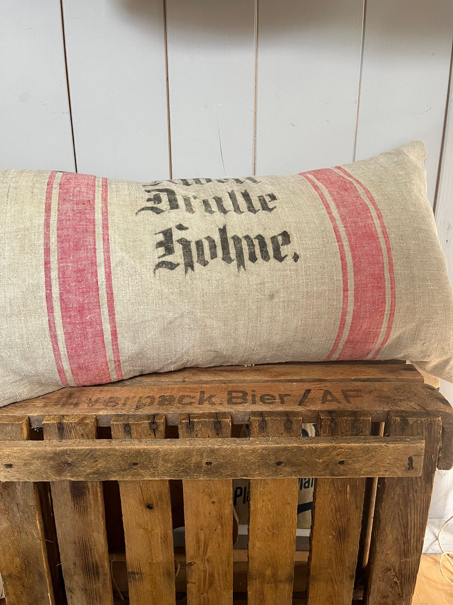 Großes Kissen aus einem alten Leinensack mit Original Aufschrift