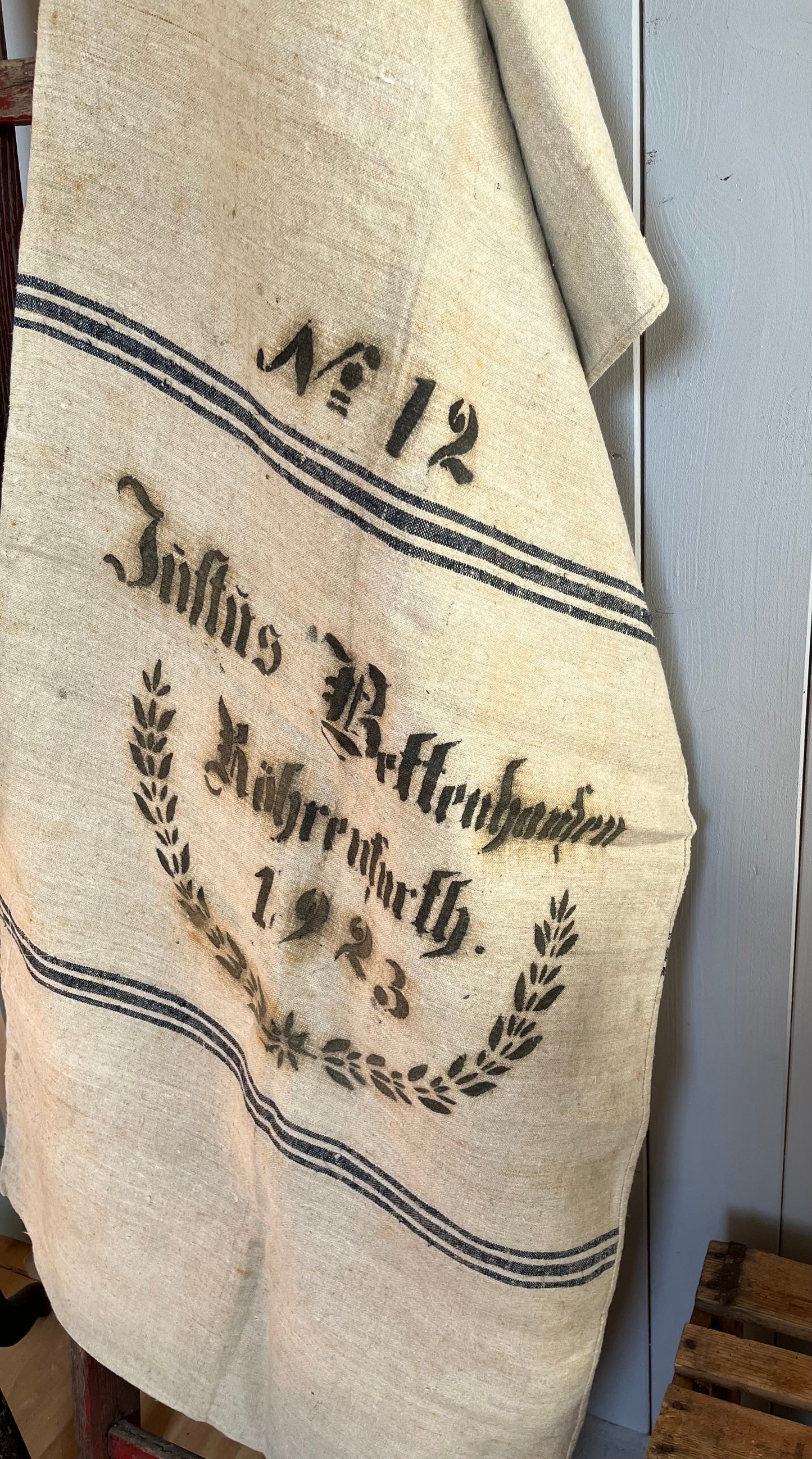 Großer alter  Kornsack aus Leinen  1923  mit Aufdruck und blauen Streifen