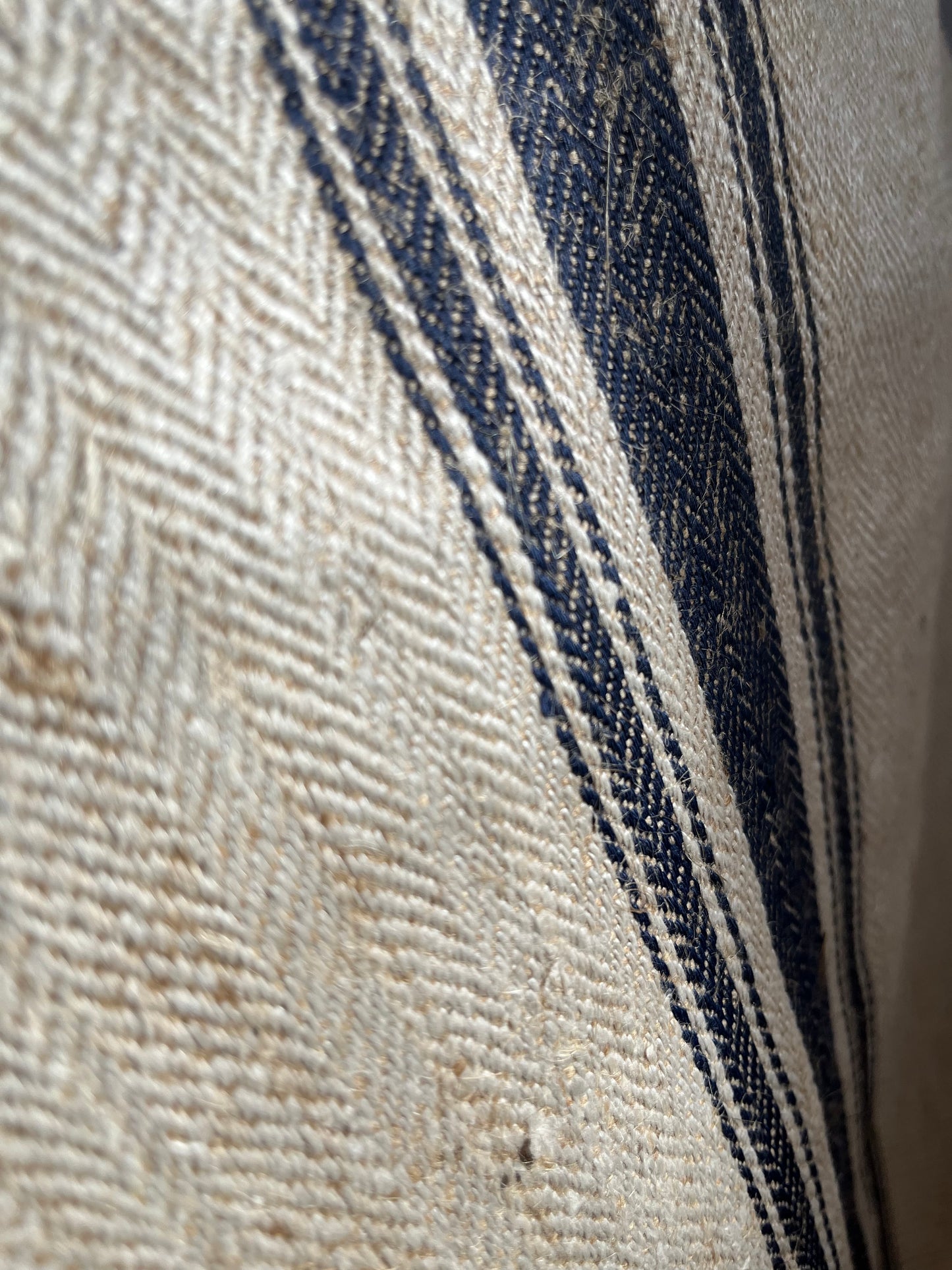 Unbenutzter alter Leinensack mit blauen Streifen und Fischgrätwebung 136 x 50