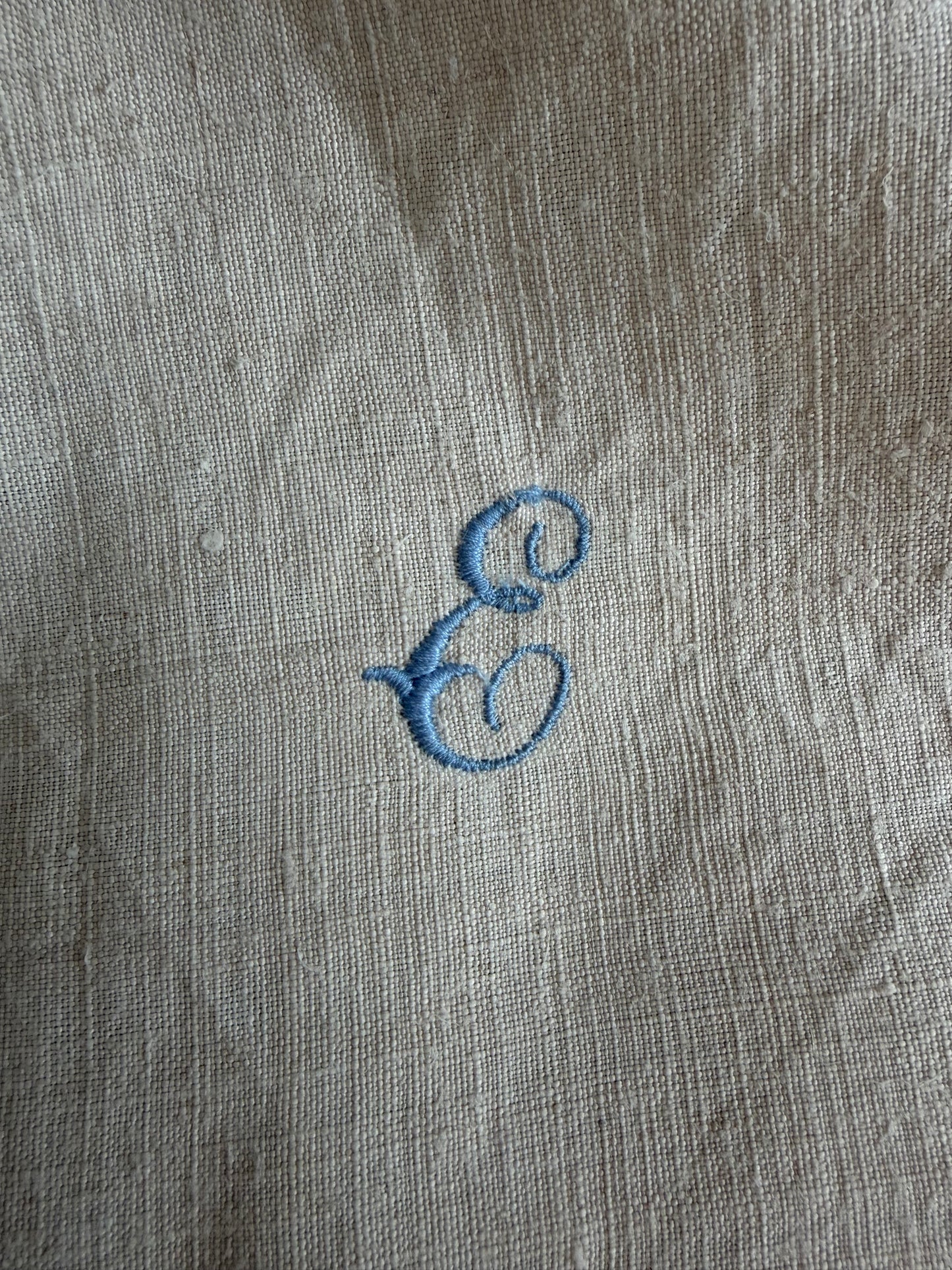 Großes Monogramm- Tuch aus schwerem, altem Leinen mit eingesticktem Initial