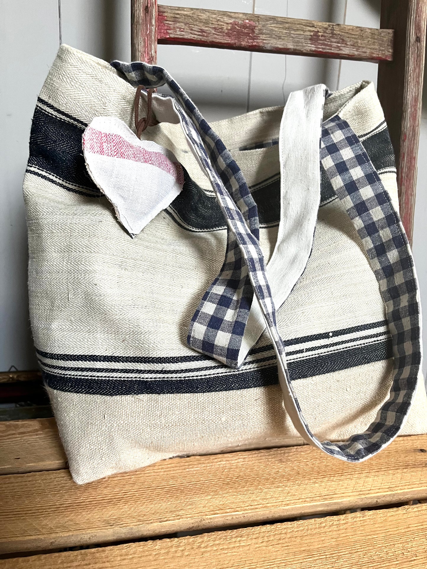 Blau gestreift: große Tasche aus kräftigem altem Leinensack mit Herzanhänger