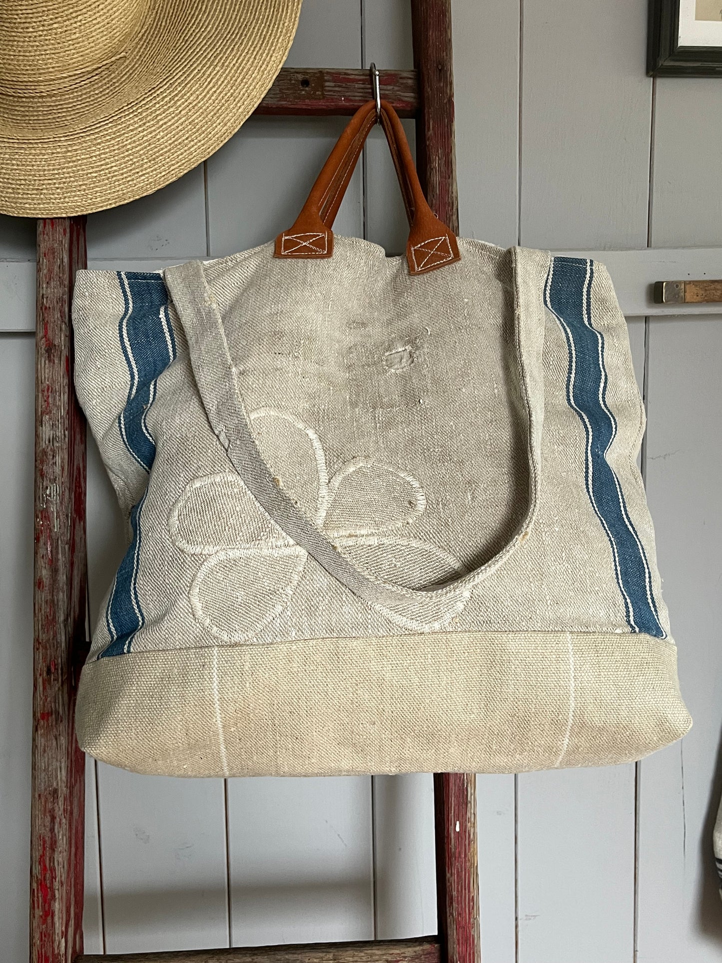 Very Vintage: Große Tasche aus altem Leinensack mit Streifen und Blüten
