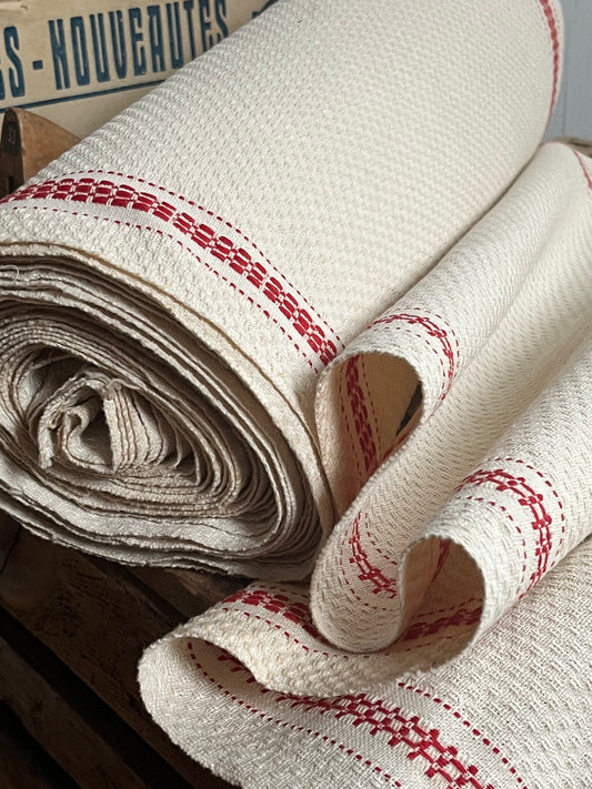 Klassiker: 4,5 Meter Waffelleinen mit roten Seitenstreifen um 1920