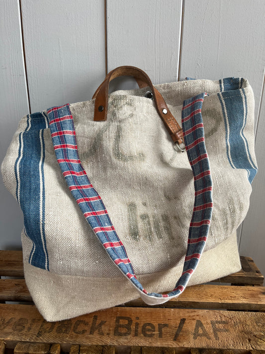 Very Vintage: Große Tasche aus altem Leinensack mit Streifen, Blüten und Aufschrift