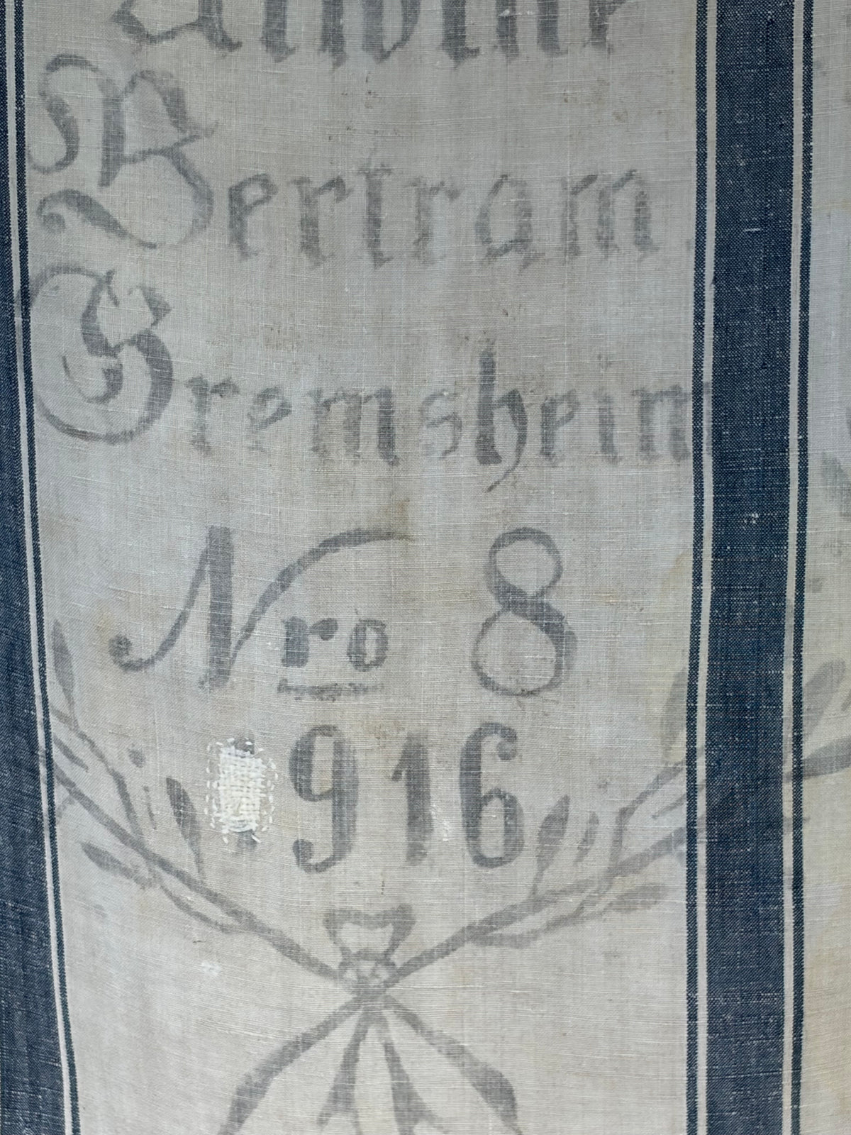 Prachtstück: sehr großer Leinensack mit blauen Streifen und original Aufschrift 132 x 62