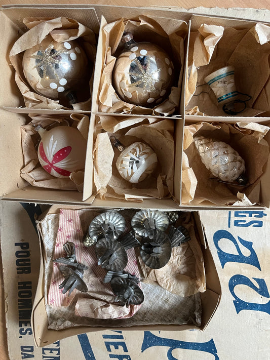 Weihnachtsschmuck im Karton von ca. 1940 & Kerzenhalter