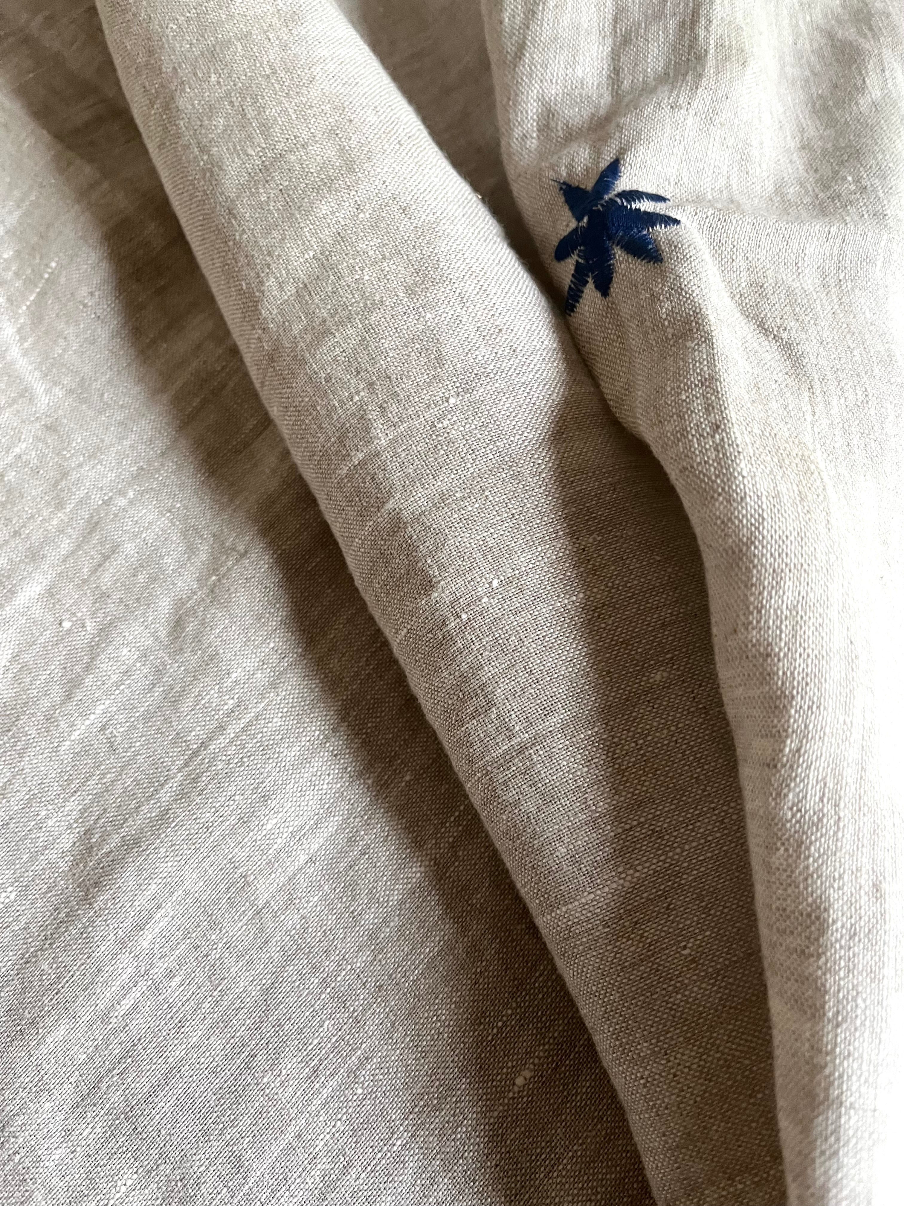Just a Throw…Überwurf, Decke, Plaid aus naturfarbenem Leinen mit blauer Blüte