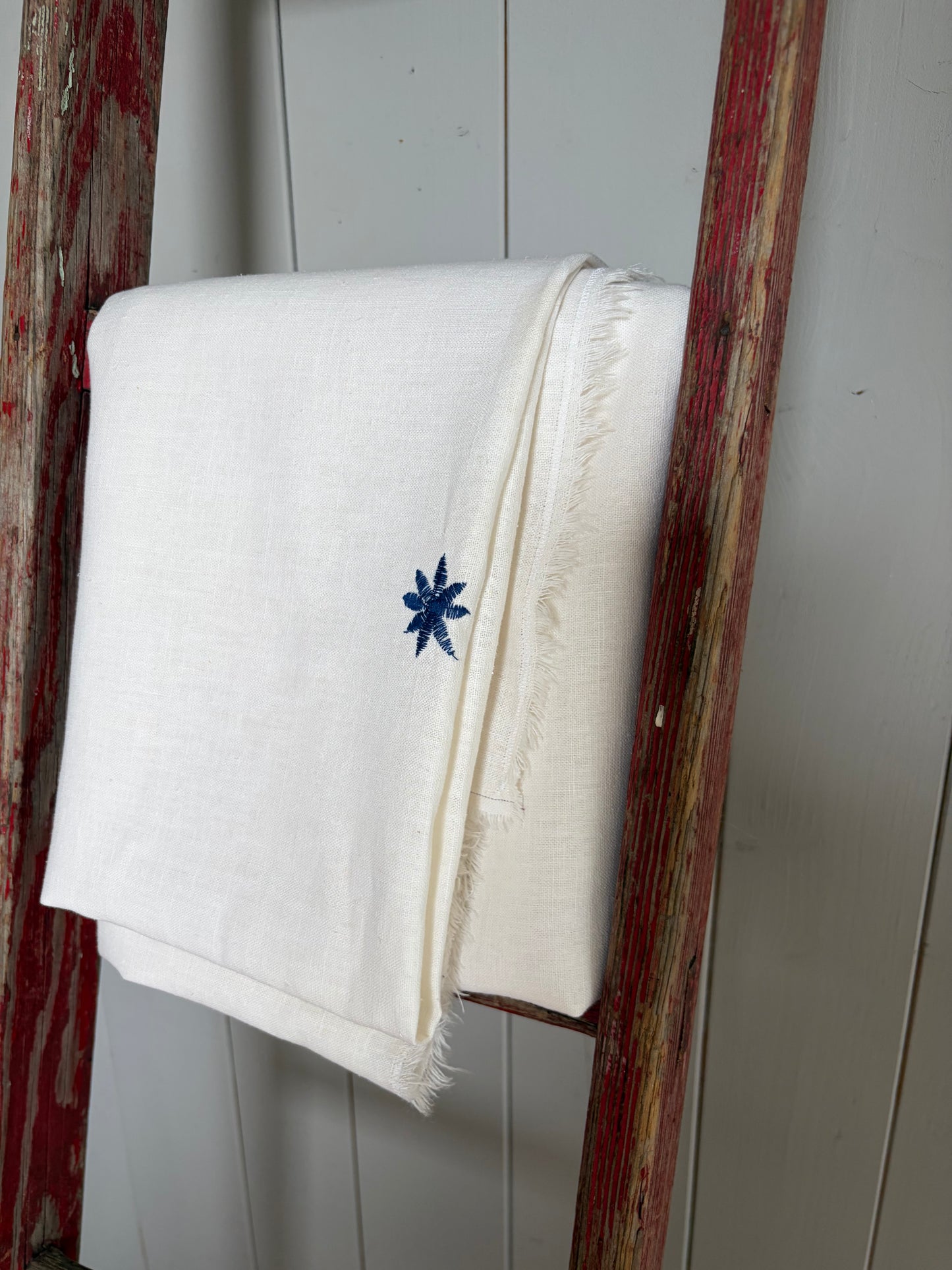 Just a Throw…Großer Überwurf, Decke, Plaid aus weißem Leinen mit blauer Blüte 175 x 150