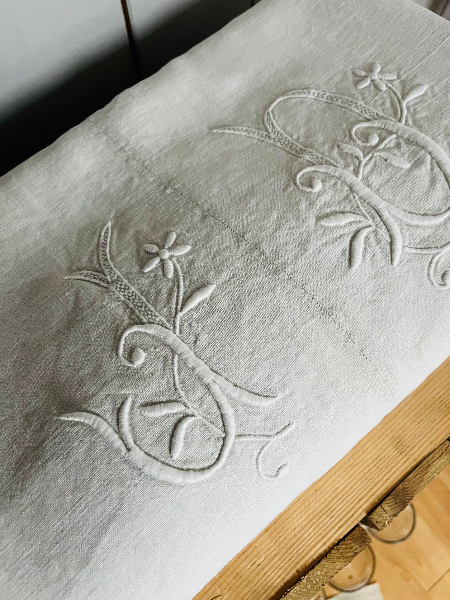 Fantastisches Leinenlaken aus Frankreich mit bildschönem Monogramm