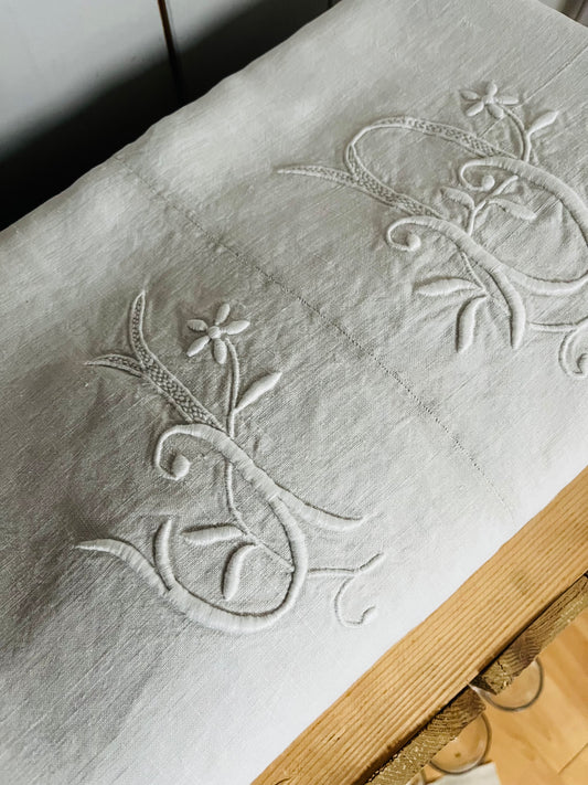 Fantastisches Leinenlaken aus Frankreich mit bildschönem Monogramm