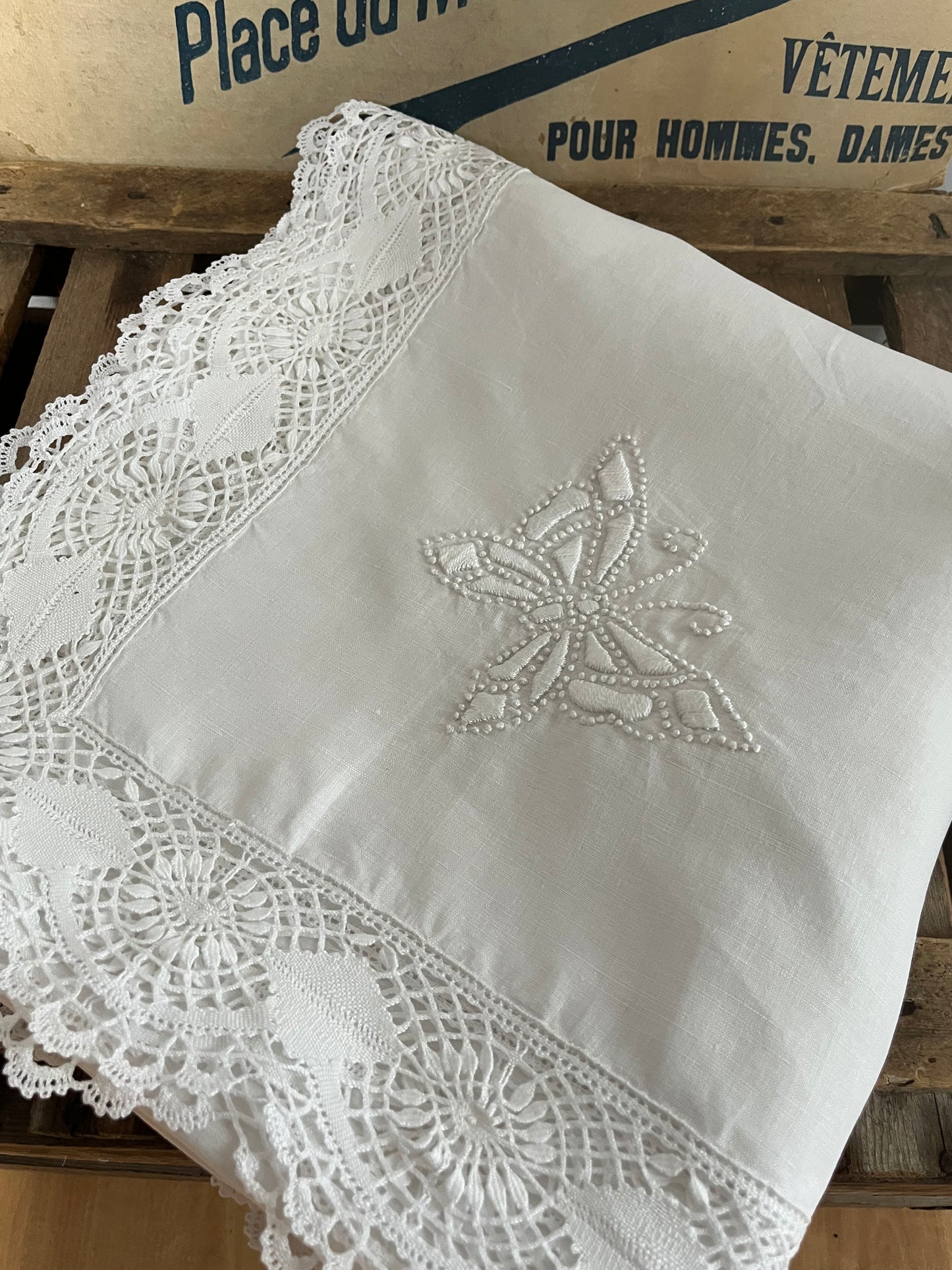 Feinste Leinendecke mit hervorragender Weißstickerei und Filetborte 126 x 120