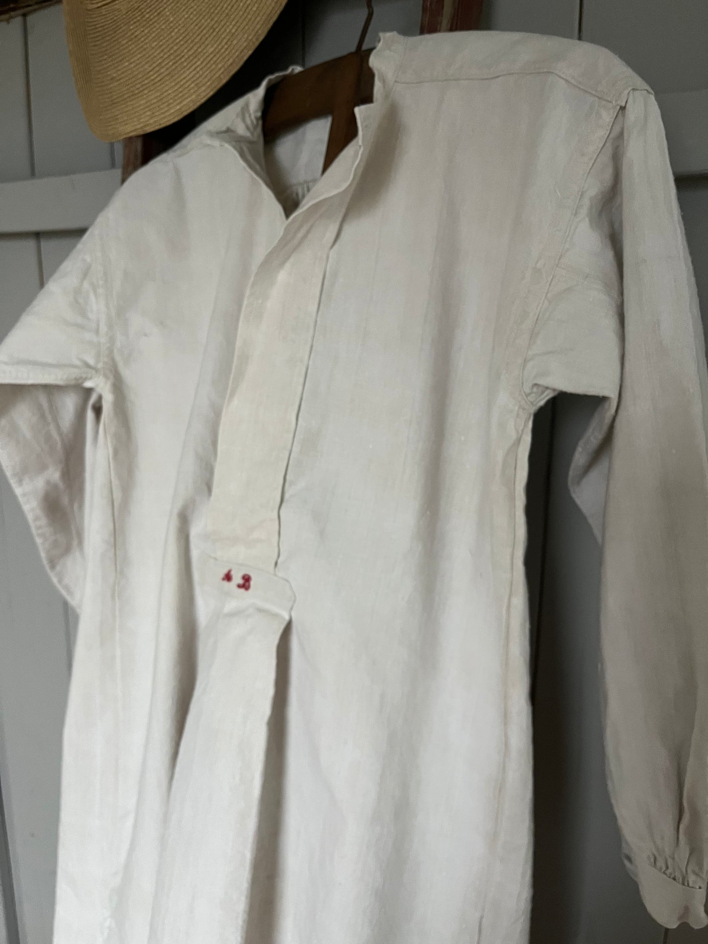 Großvaterhemd mit Stil und Monogramm AB und einem Fleck