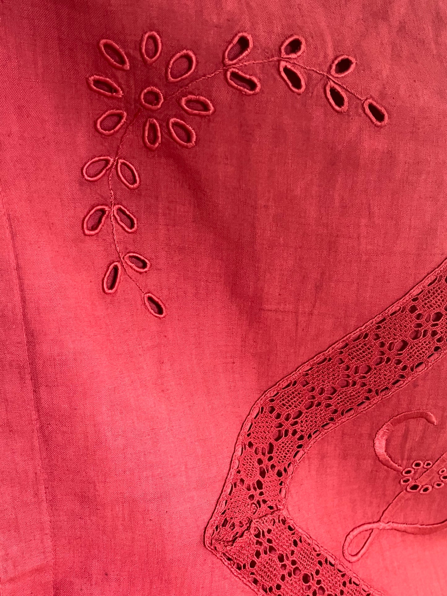 Trio: Alte französische Kissenbezüge mit Spitze, Monogramm und gefärbt