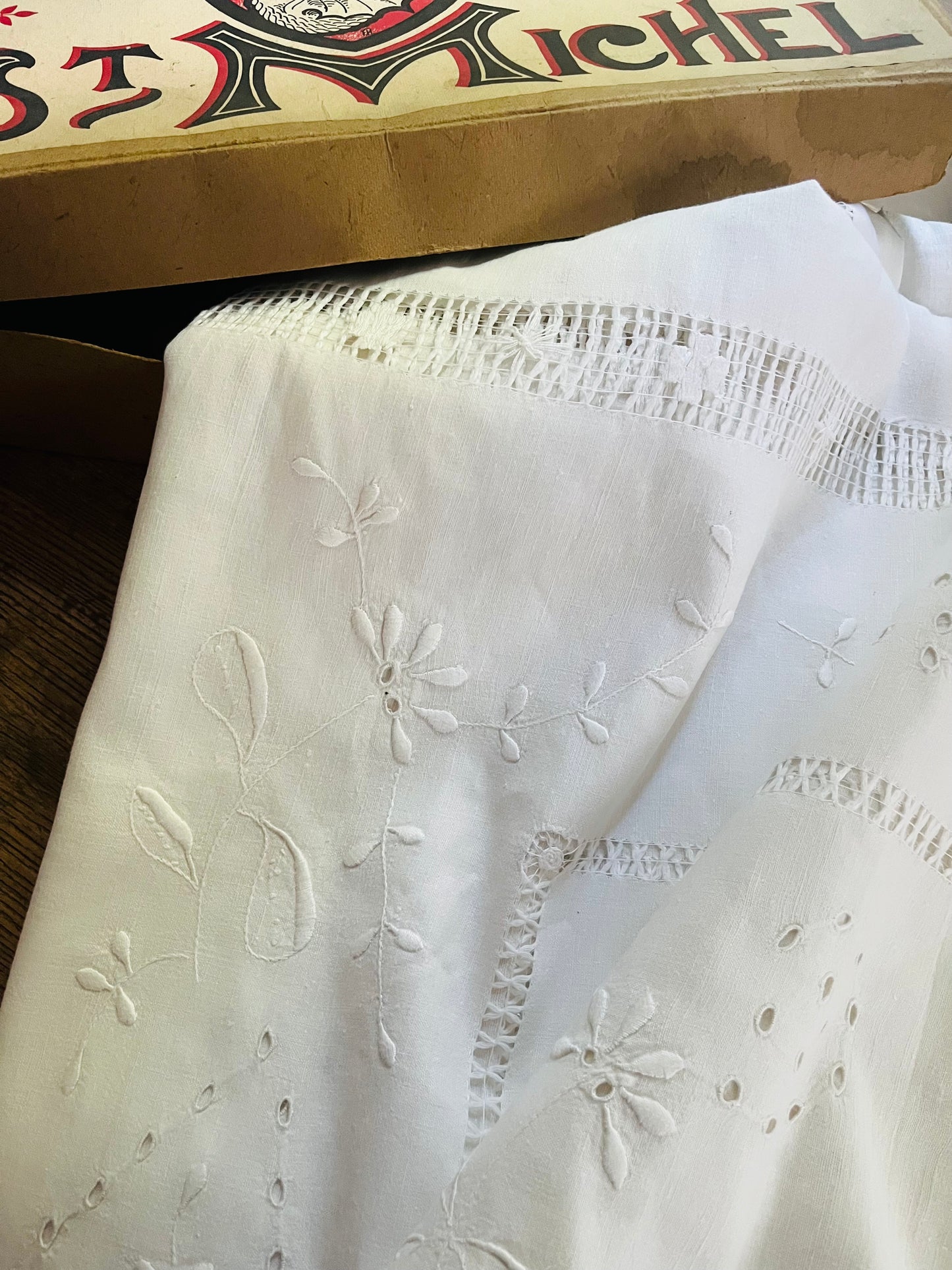 Riesin: fantastische Leinendecke mit viel Handarbeit aus Frankreich