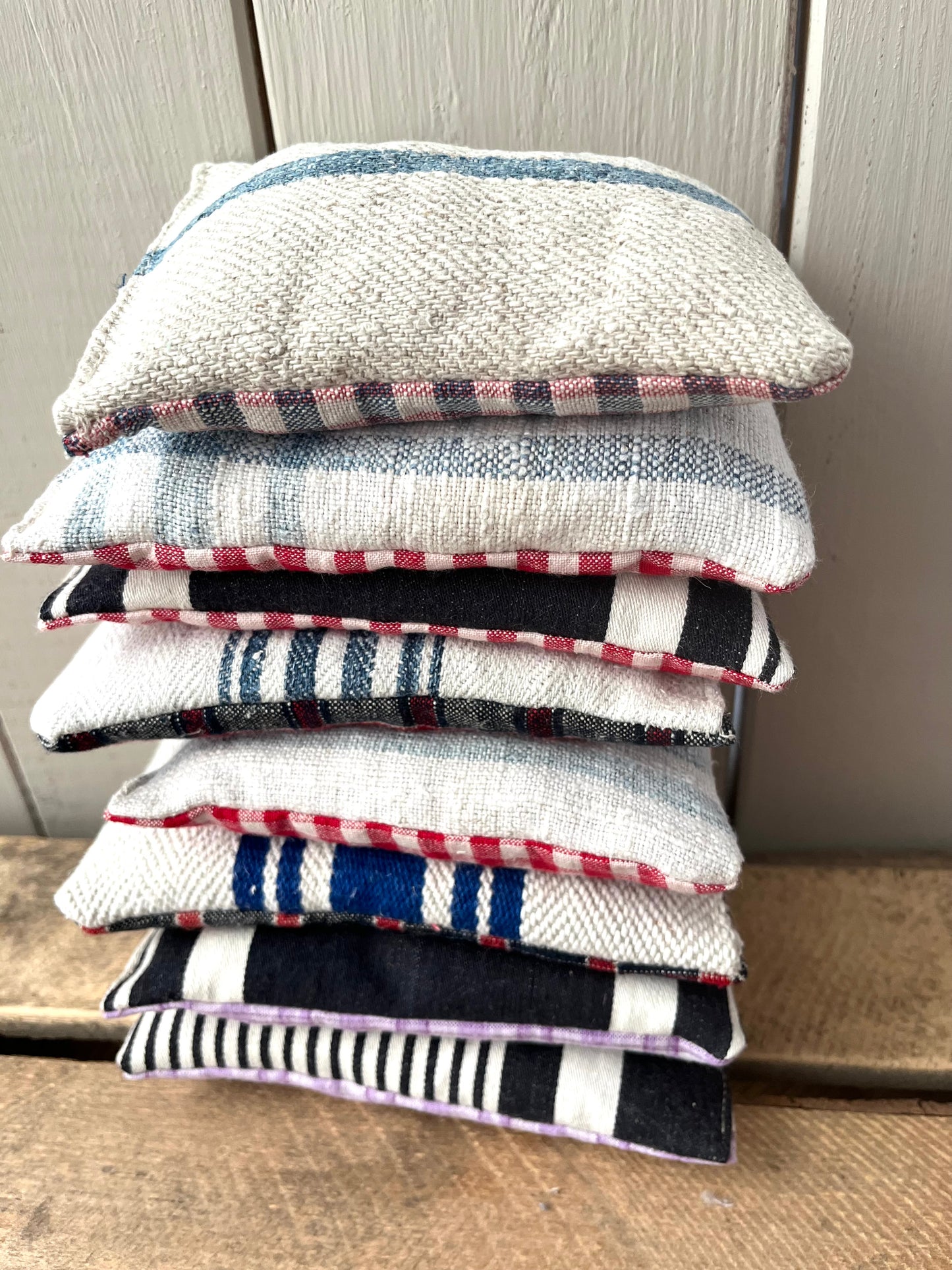 Blau gestreift: 3 große Lavendelkissen aus Vintage Leinen
