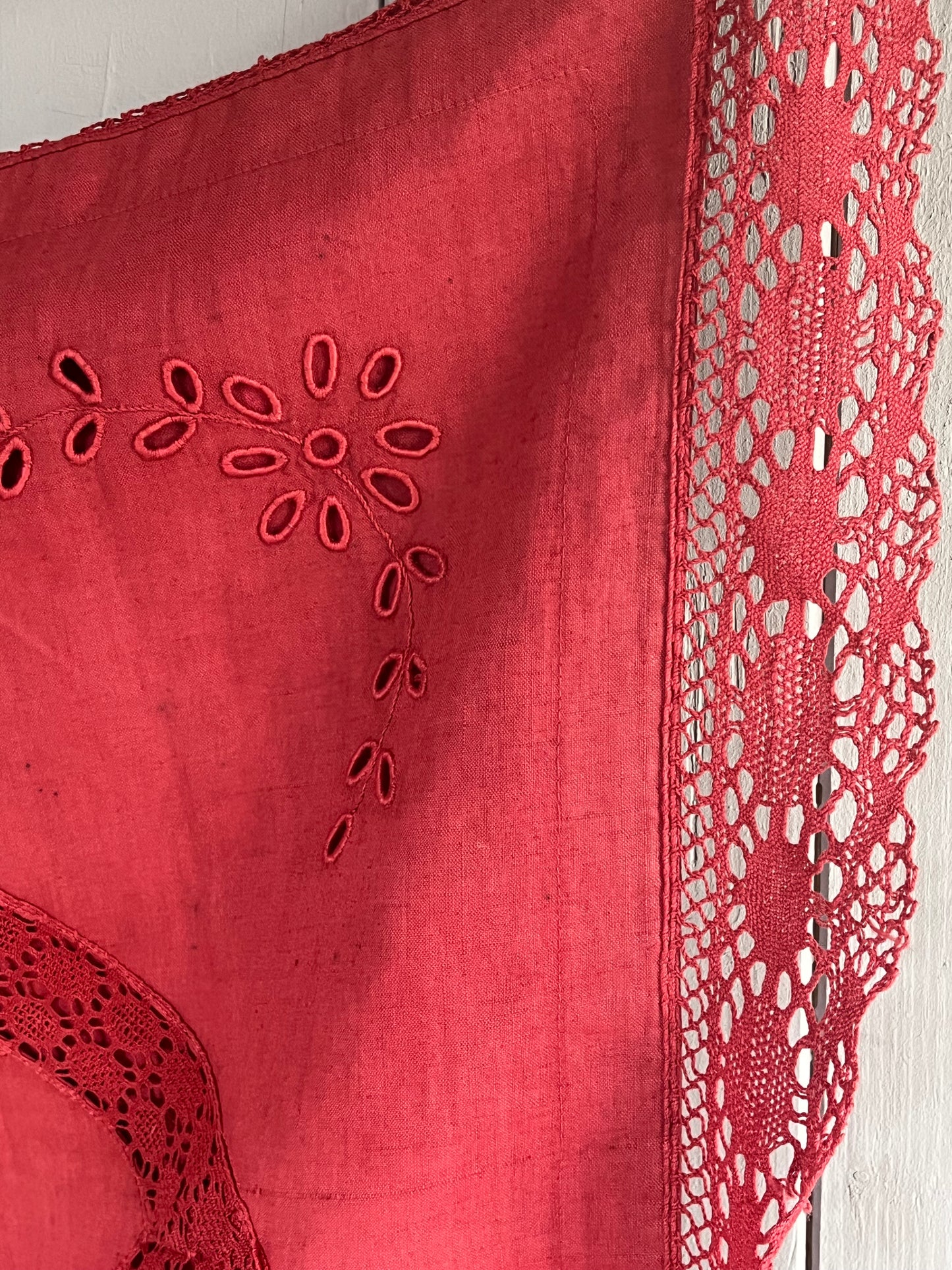 Trio: Alte französische Kissenbezüge mit Spitze, Monogramm und gefärbt