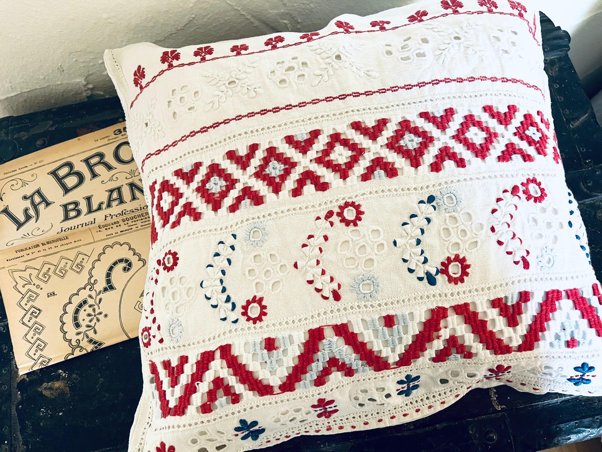 Rot-weiß Stickerei und Richelieu auf sehr altem Leinen: Kissen mit