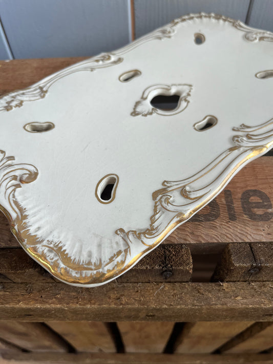 Ehrwürdige alte Abtropfplatte aus Frankreich mit Goldbemalung