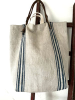 Laden Sie das Bild in den Galerie-Viewer, Big Blue striped Bag: Shopper aus sehr altem Leinensack mit Streifen
