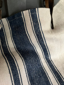 Striped: Shopper aus sehr altem Leinensack mit breiten blauen Streifen