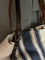 Laden Sie das Bild in den Galerie-Viewer, Striped: Shopper aus sehr altem Leinensack mit breiten blauen Streifen
