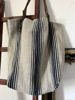 Laden Sie das Bild in den Galerie-Viewer, Big &amp; Striped: Shopper aus einem sehr alten Leinensack mit blauem Futter
