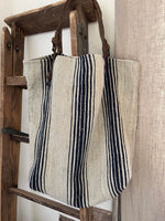 Charger l&#39;image dans la galerie, Big &amp; Striped: Shopper aus einem sehr alten Leinensack mit blauem Futter
