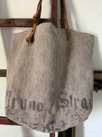 Charger l&#39;image dans la galerie, Very Vintage: Shopper aus einem sehr alten Leinensack mit Aufschrift
