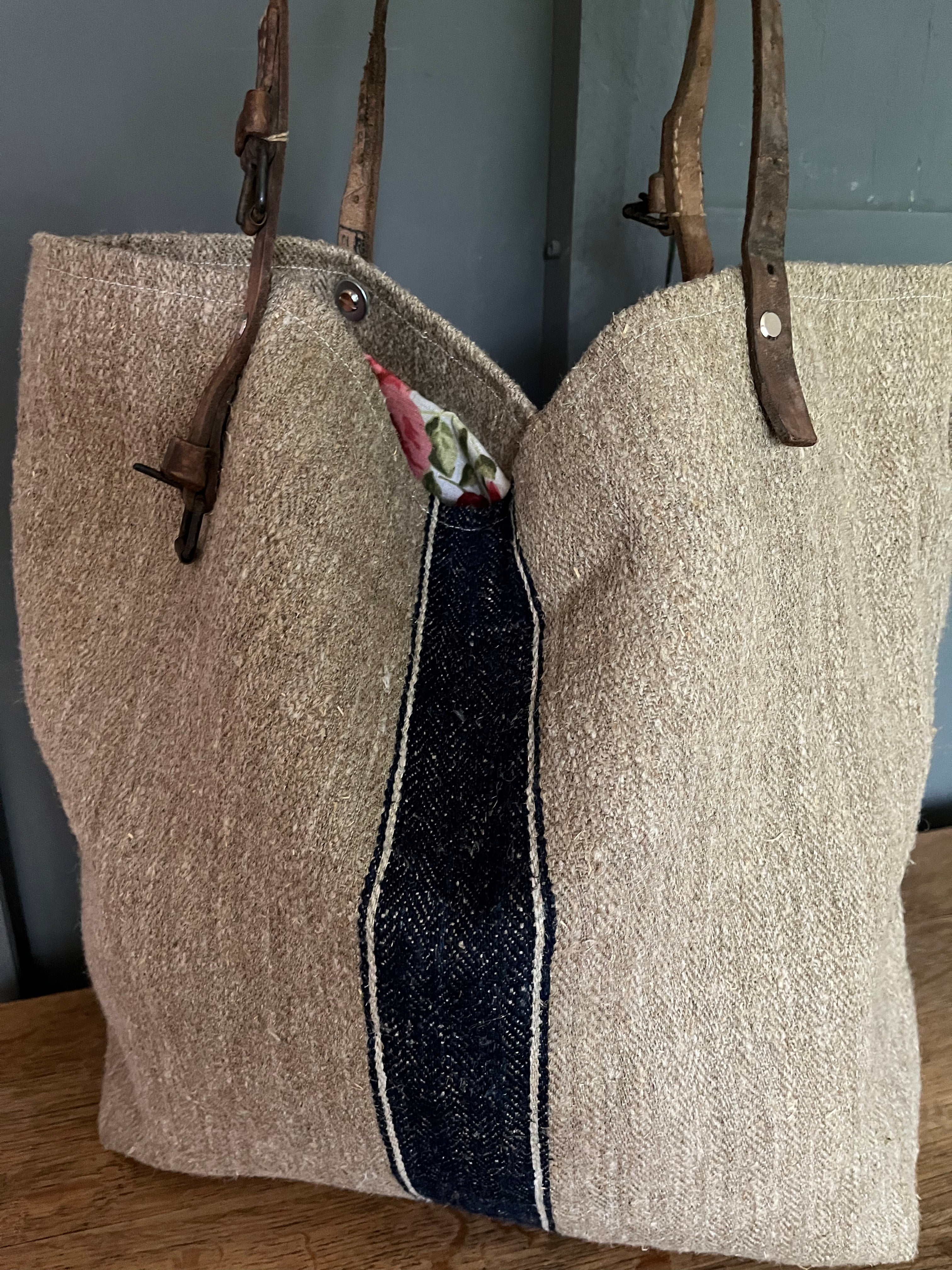 Big Bag: Shopper aus einem alten, herrlichem Leinensack mit blauen Streifen