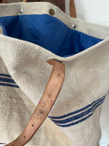 Striped: Shopper aus sehr altem Leinensack mit breiten blauem Streifen