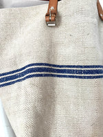 Laden Sie das Bild in den Galerie-Viewer, Striped: Shopper aus sehr altem Leinensack mit breiten blauem Streifen

