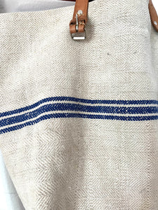 Striped: Shopper aus sehr altem Leinensack mit breiten blauem Streifen