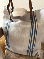 Laden Sie das Bild in den Galerie-Viewer, Big Blue striped Bag: Shopper aus sehr altem Leinensack mit Streifen
