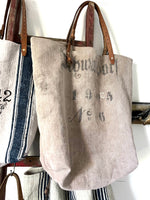 Laden Sie das Bild in den Galerie-Viewer, Very Vintage No. 6: Shopper aus einem sehr alten Leinensack mit Aufschrift
