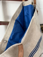 Charger l&#39;image dans la galerie, Striped: Shopper aus sehr altem Leinensack mit breiten blauem Streifen
