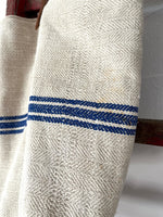 Charger l&#39;image dans la galerie, Striped: Shopper aus sehr altem Leinensack mit breiten blauem Streifen
