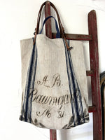 Charger l&#39;image dans la galerie, No. 31: Shopper aus einem alten Leinensack mit Aufschrift
