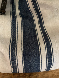 Striped: Shopper aus sehr altem Leinensack mit breiten blauen Streifen