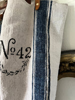 Carica l&#39;immagine nel visualizzatore di Gallery, No. 42: Shopper aus einem alten Leinensack mit Aufschrift
